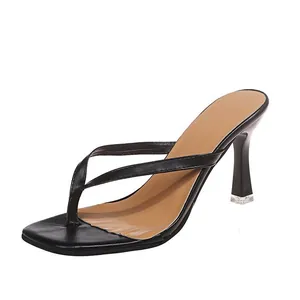 Zijaanzicht van zwarte teenslippers met vierkante neus en elegante kitten heels voor dames