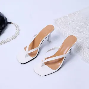Witte teenslippers met vierkante neus en hoge hakken voor elegante damesmode.