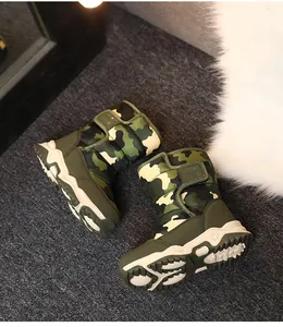 Detalle de las botas de nieve de camuflaje impermeables para niños