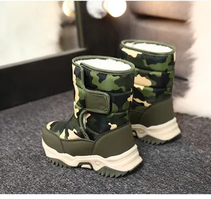 Detalle de botas de nieve de camuflaje para niños con forro de lana blanca cálida