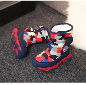 Vista detallada de botas de nieve camufladas para niños con forro cálido de felpa suave