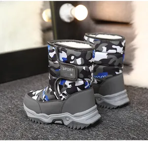 Detalle de botas de nieve camuflaje para niños con forro de piel sintética muy cálida