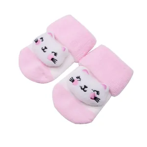 Vue détaillée de chaussettes roses pour bébé avec une adorable tête de chat en peluche