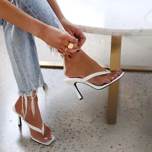 Modieuze witte teenslippers met hoge hak en vierkante neus voor dames lifestyle