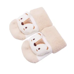Détail de chaussettes épaisses pour bébé avec décoration de personnage renard en peluche