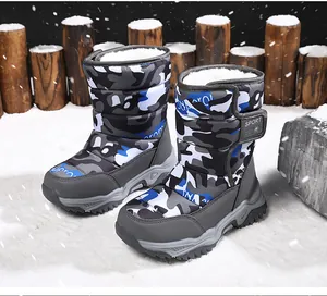 Botas de nieve de camuflaje impermeables para niños con forro cálido en escena invernal