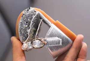 Primer plano detallado de la suela flexible de zapatos de princesa plateados para niñas