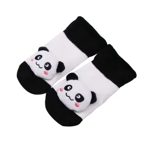 Détail de chaussettes de sol épaisses pour bébé avec pandas en peluche 3D mignons