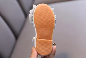 Detalle de la suela de goma antideslizante para zapatos de princesa plateados para niña, talla 23