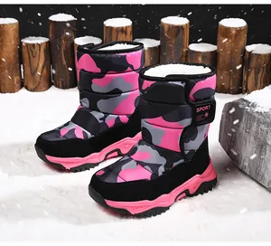 Vista detallada de botas de nieve impermeables de camuflaje rosa para niños con piel