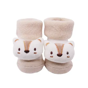 Vue détaillée de chaussettes de sol épaisses pour bébé avec personnage animalier
