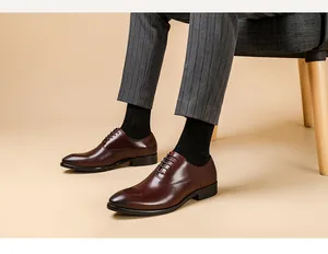 Gros plan d'élégantes chaussures Oxford en cuir marron avec un pantalon de costume