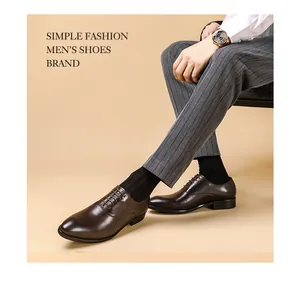 Élégantes chaussures Richelieu en cuir marron pour hommes avec un pantalon gris à rayures