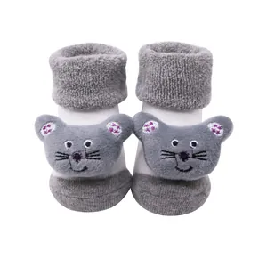 Détail de chaussettes épaisses grises pour bébé avec souris en peluche mignonne