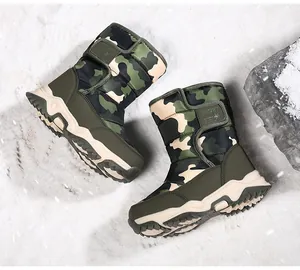 Detalle de botas de nieve de camuflaje para niños con suela gruesa y blanca