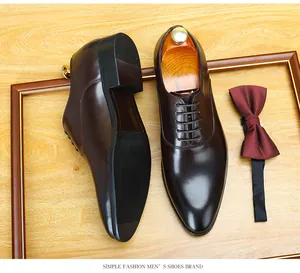 Gros plan détaillé sur des chaussures oxford en cuir marron avec un nœud papillon bordeaux