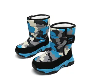 Vista detallada de botas de nieve de camuflaje para niños con forro cálido y velcro