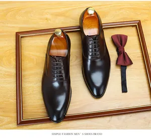 Élégantes chaussures Oxford en cuir marron foncé pour homme avec nœud papillon assorti