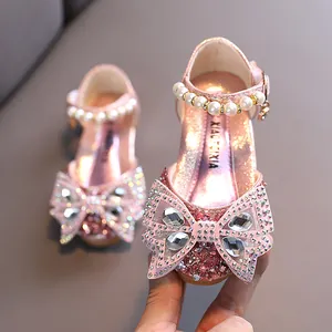 Elegantes zapatos de princesa con purpurina rosa para niñas con lazo de pedrería y tira de perlas