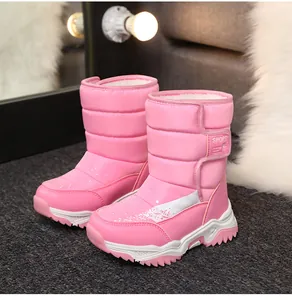 Dettaglio degli stivali da neve rosa per bambine con fodera calda e suola antiscivolo