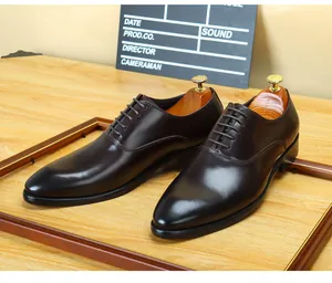 Gros plan de chaussures Oxford en cuir marron avec un design élégant à bout pointu
