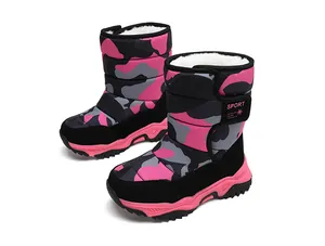 Detalle de botas de nieve de camuflaje rosa para niños con forro polar cálido