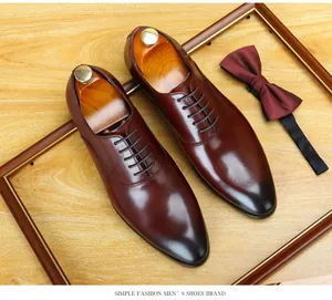 Vue détaillée des chaussures Oxford en cuir bordeaux avec un design élégant à bout pointu