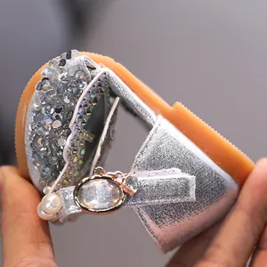 Zapatos de princesa plateados flexibles con purpurina para niña y detalles de perlas
