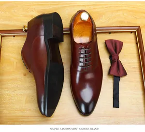 Vue de dessus détaillée d'élégantes chaussures Oxford en cuir bordeaux avec nœud papillon