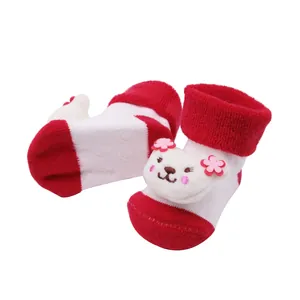 Chaussettes antidérapantes pour bébé rouge et blanc avec une mignonne poupée ours 3D