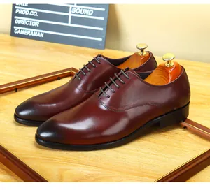 Chaussures richelieu élégantes en cuir bordeaux pour hommes pour une tenue professionnelle