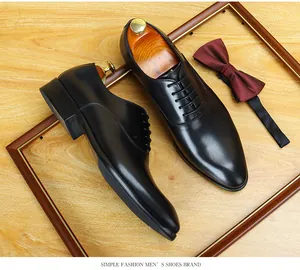 Gros plan de chaussures habillées en cuir noir pour hommes avec lacets et style Oxford chic