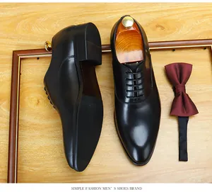 Vue détaillée de chaussures Richelieu classiques en cuir noir pour hommes avec nœud