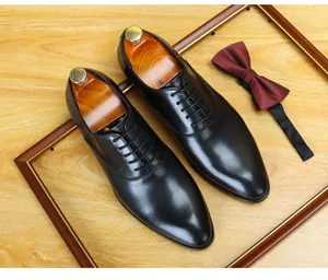 Vue détaillée de chaussures Oxford en cuir noir poli pour tenue de cérémonie homme