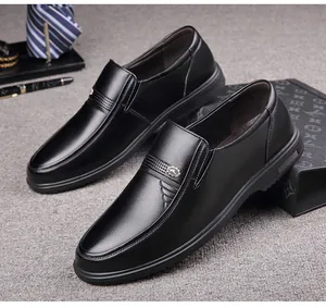 Dettaglio mocassini da uomo in pelle nera con texture in morbida pelle bovina
