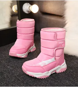 Vista dettagliata degli stivali da neve rosa per bambini con calda pelliccia interna.