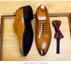 Vue de dessus d'élégantes chaussures Oxford en cuir marron pour hommes avec nœud papillon