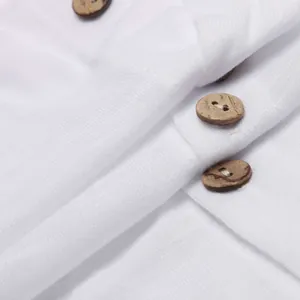 Primer plano de tela acanalada blanca con detalles de botones de madera natural