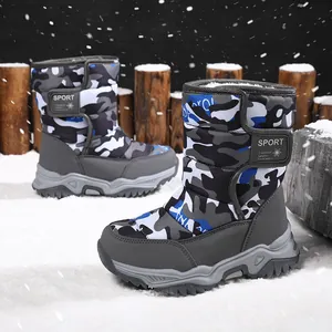 Botas de nieve de camuflaje impermeables para niños con forro cálido en escena invernal