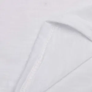 Detalle de cerca de un body blanco de manga larga que muestra costuras planas de alta calidad