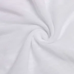 Primer plano de la textura de tela blanca suave y transpirable para mono de casa
