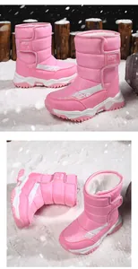 Viste dettagliate di stivali da neve rosa foderati in pile per bambine in un ambiente innevato