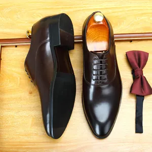 Chaussures richelieu classiques en cuir marron foncé pour hommes avec bout pointu élégant