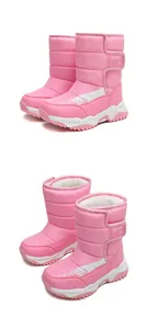 Primo piano stivali da neve rosa per bambini con calda fodera e suole antiscivolo.