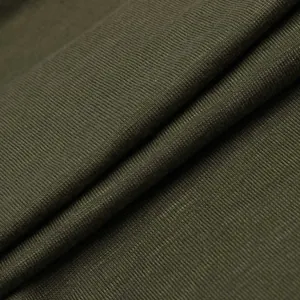 Detalle macro de la suave textura de tela acanalada verde oliva para este mono