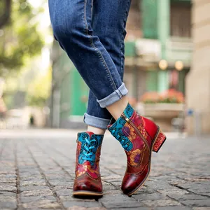 Gros plan de bottines rétro à fleurs de style ethnique avec lacets et motifs