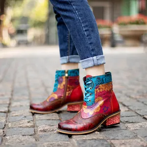 Vue détaillée de bottines en cuir rétro à fleurs avec lacets bleus de style ethnique