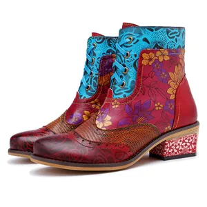Vue détaillée de bottines vintage au motif floral ethnique avec lacets et talon bloc robuste