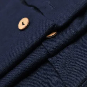 Primer plano de ropa de casa azul marino que muestra tejido fino y botones de madera