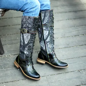 Botas altas estilo vintage con intrincados motivos florales oscuros y cordones.